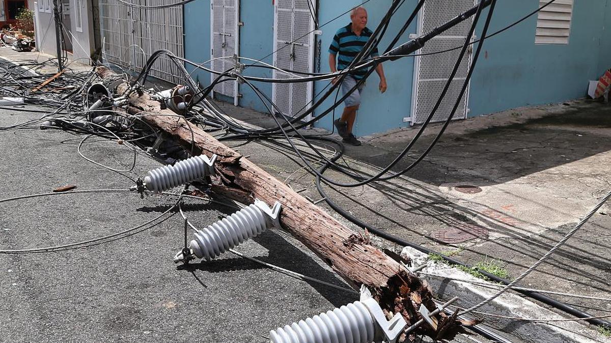 Postes eléctricos derribados por el huracán María en la localidad de Yabucoa, Puerto Rico.