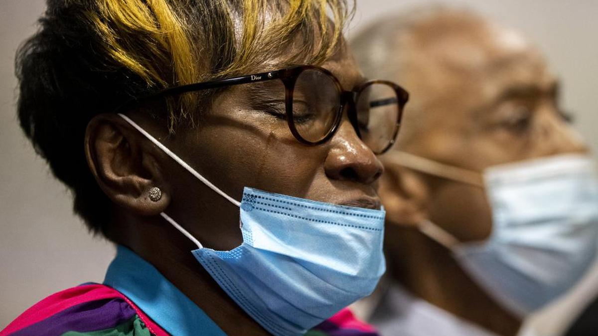 La madre de Ahmaud Arbery, Wanda Cooper-Jones, reacciona después de que se anunciara el veredicto del jurado durante el juicio de Greg McMichel y su hijo, Travis McMichael, y un vecino, William “Roddie” Bryan en el juzgado del condado de Glynn. el 24 de noviembre de 2021 en Brunswick, Georgia. Greg McMichael, su hijo Travis McMichael y un vecino, William “Roddie” Bryan están acusados del tiroteo fatal en febrero de 2020 de Ahmaud Arbery, de 25 años.