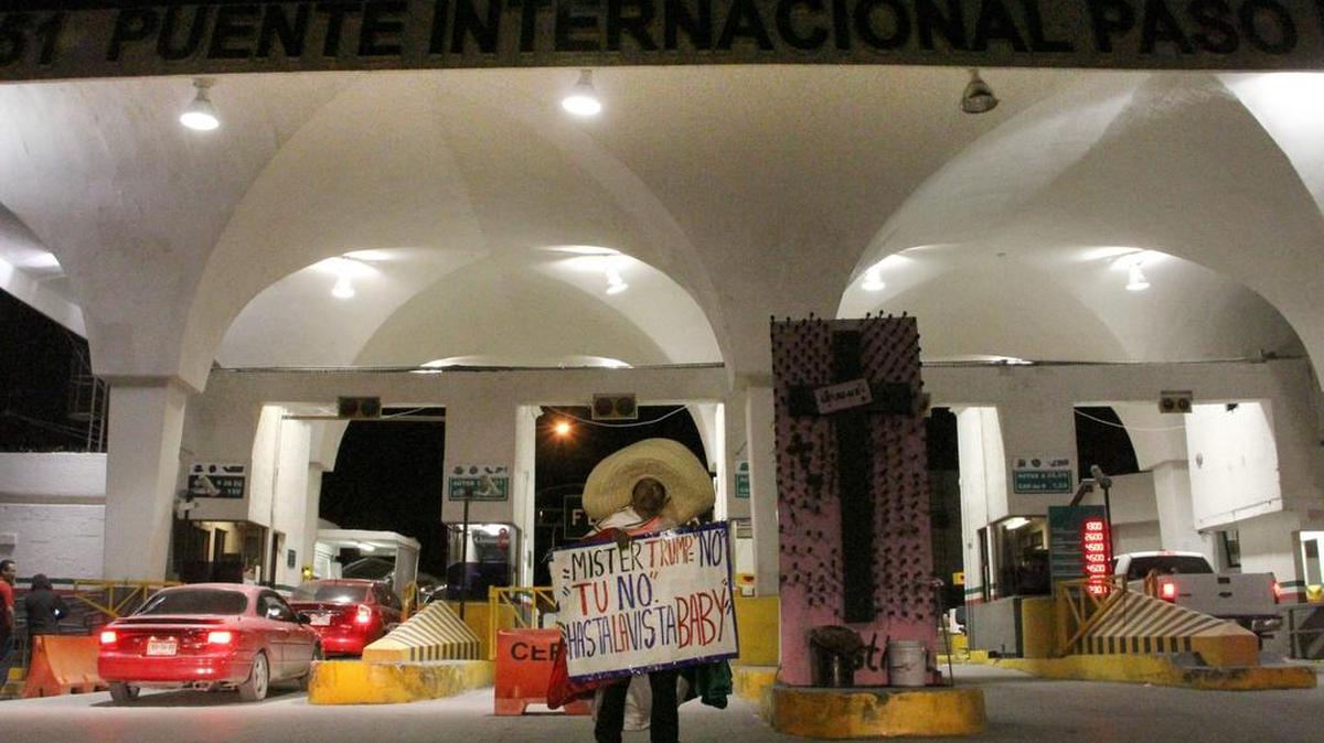 Martín Macías, del estado mexicano de Zacatecas, se manifiesta contra Donald Trump en el cruce fronterizo entre Ciudad Juárez en México y El Paso, Texas, el 8 de noviembre de 2016.