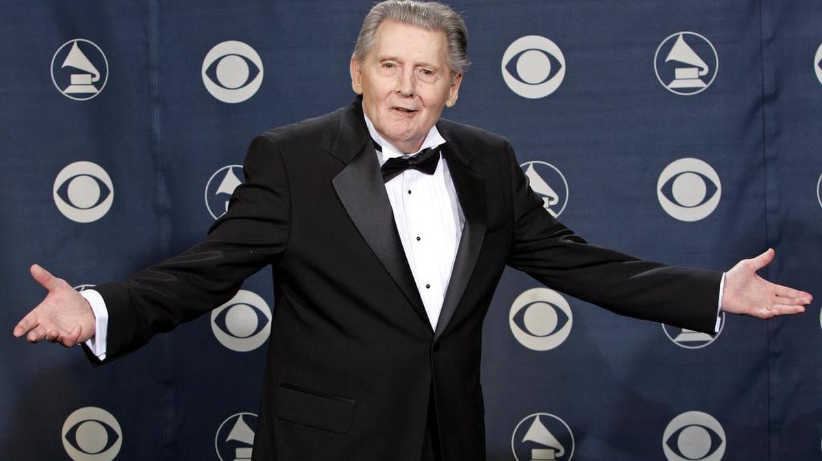 El ganador del premio a la trayectoria, Jerry Lee Lewis, posa para los fotógrafos en la 47.ª Entrega Anual de los Premios Grammy en el Staples Center de Los Ángeles, el 13 de febrero del 2005.