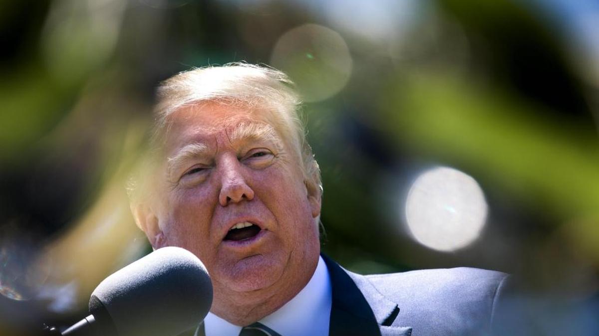El presidente estadounidense Donald Trump durante la presentación del trofeo de fútbol americano en el jardín de las Rosas en la Casa Blanca, Washington, Estados Unidos el 2 de mayo de 2017.