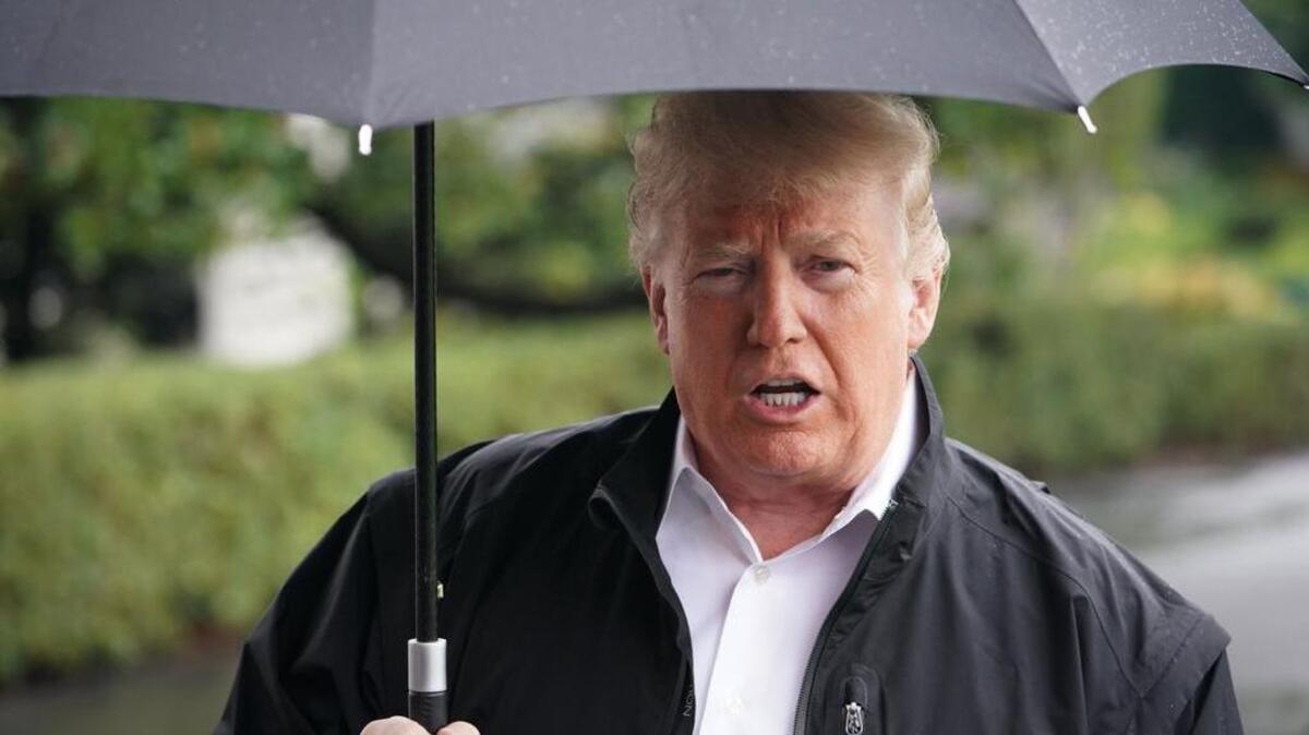 El presidente de los Estados Unidos, Donald Trump, habla antes de abordar Marine One desde el jardín sur de la Casa Blanca en Washington, DC el 15 de octubre de 2018.