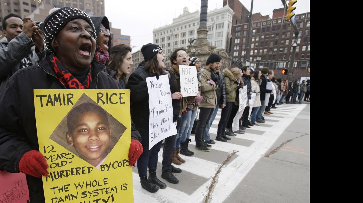 
Cientos de manifestantes protestan la muerte del niño Tamir Rice, de 12 años, en la Plaza Pública de Cleveland, Ohio, el 25 de noviembre de 2014.
