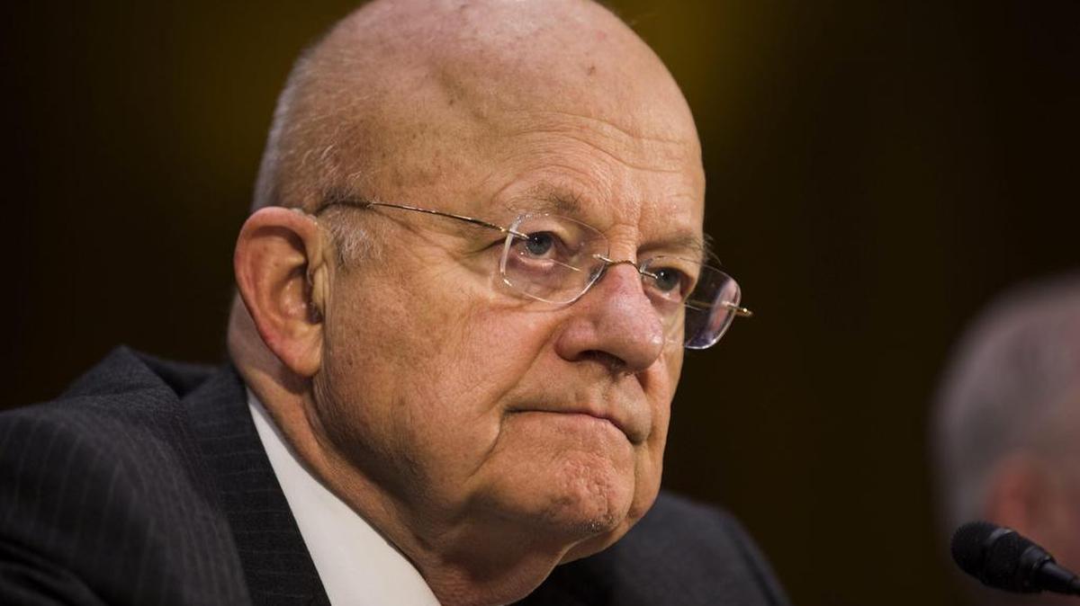 El director de la Dirección de la Inteligencia Nacional, James Clapper testifica ante el Comité de Inteligencia sobre "actividades de inteligencia rusa" del Senado en el edificio Dirksen en Washington, Estados Unidos, el 10 de enero de 2017.