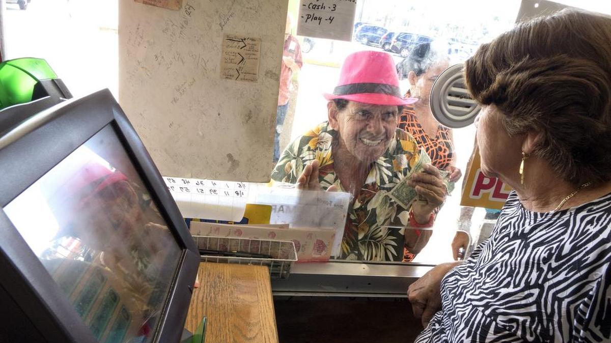Isidro Oceguera compra un boleto para el en Miami, Florida.