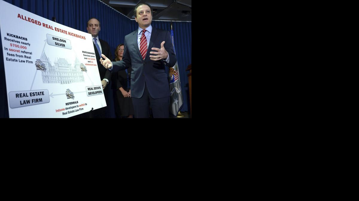 
El fiscal federal del Distrito Sur de Nueva York, Preet Bharara (der.), comparece ante la prensa para hablar sobre la detención del político demócrata Sheldon Silver.


