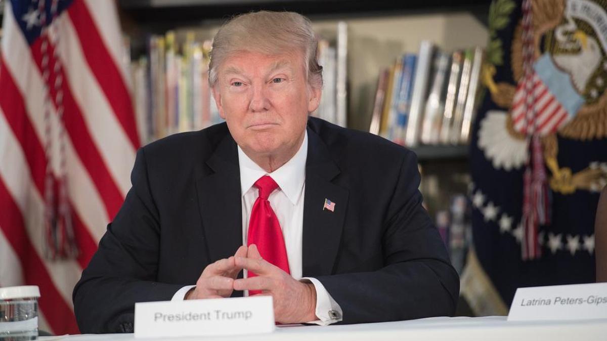 El presidente estadounidense, Donald Trump, se reúne con padres y profesores en la Escuela Católica Saint Andrew en Orlando, Florida, el 3 de marzo de 2017.