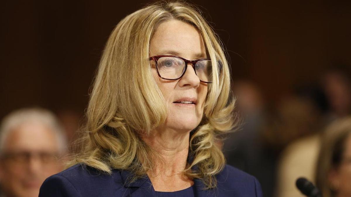 Christine Blasey Ford, una de las presuntas víctimas de abusos por parte del juez nominado al Tribunal Supremo Brett Kavanaugh, comparece ante el comité judicial del Senado en el Capitolio, Washington DC, Estados Unidos, hoy, 27 de septiembre de 2018.