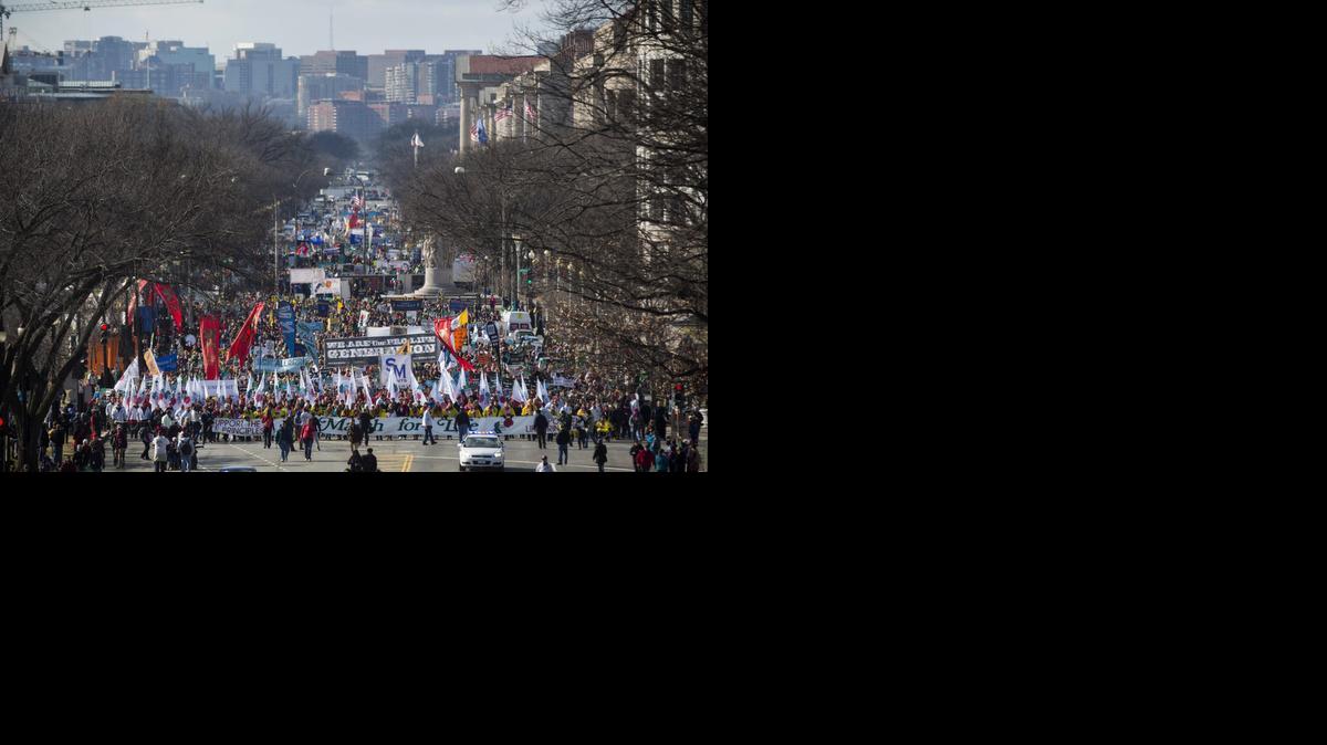 <cutline_leadin>Cientos de</cutline_leadin> manifestantes antiaborto desfilan en su anual ‘Marcha por la Vida’ el jueves, afuera de la Corte Suprema de Justicia, en Washington, DC.<252><252>