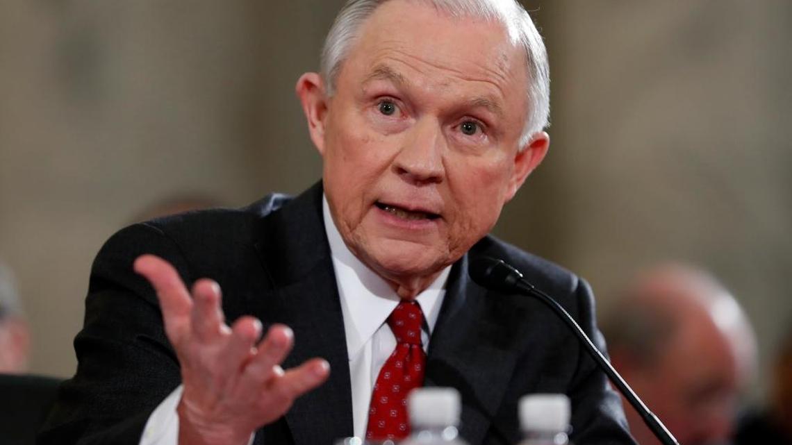 El senador Jeff Sessions dijo en su audiencia de confirmación el martes que como secretario de Justicia reprimirá la inmigración ilegal, la violencia con armas y el “azote del terrorismo extremista islámico”
