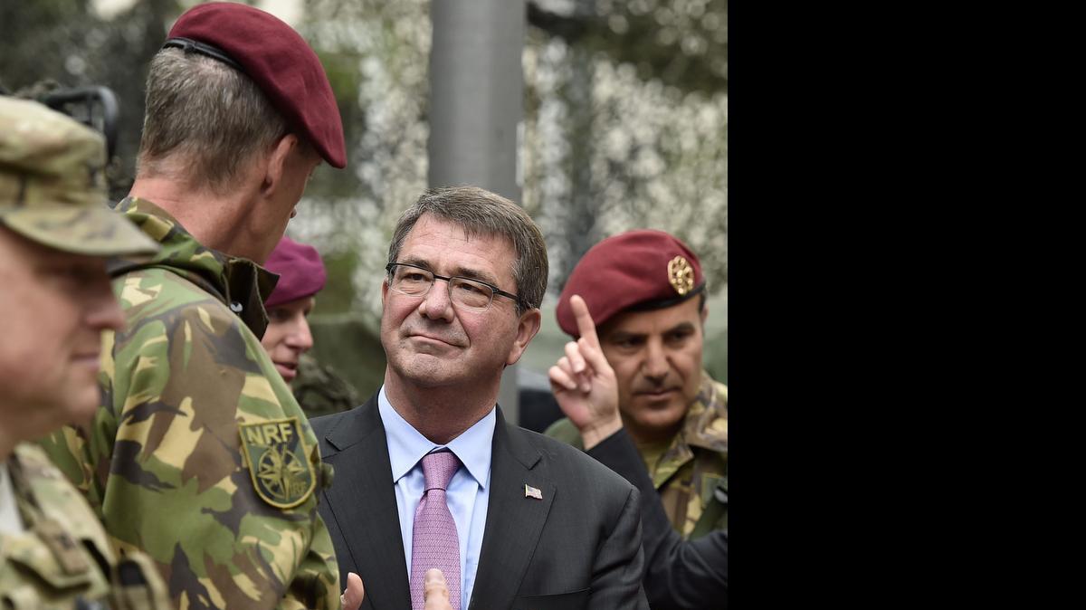 
El secretario de Defensa de EEUU Ash Carter (der.) conversa el lunes con un responsable de las fuerzas de la OTAN en Alemania.



