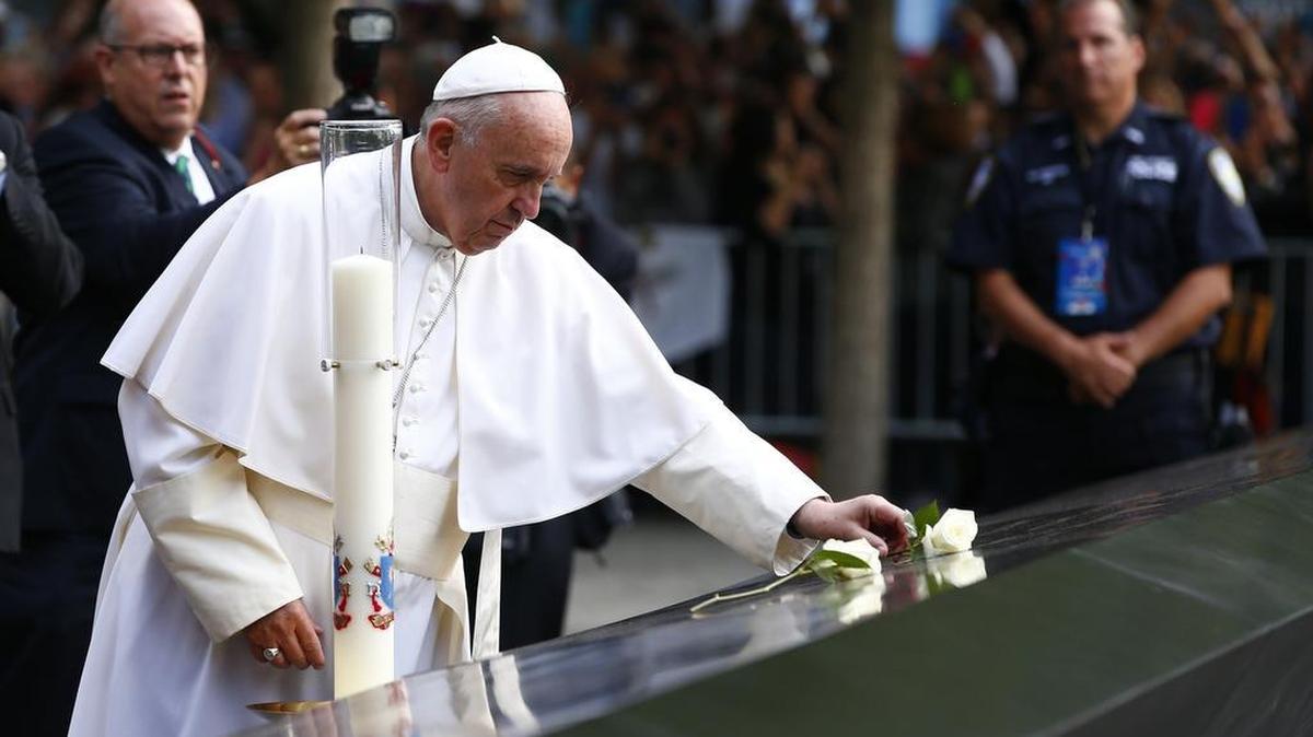 
El papa colocó una rosa en su borde, donde están inscritos los nombres de los muertos

