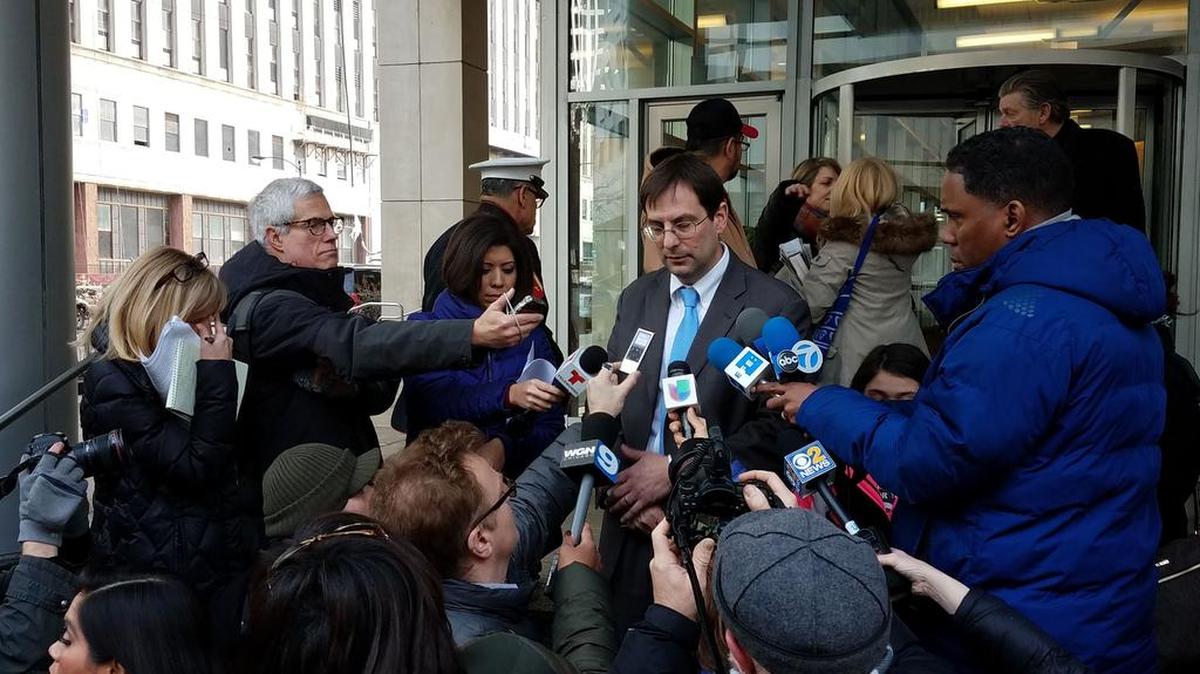 Chris Bergin (c), abogado del veterano hispano indocumentado Miguel Ángel Pérez-Montes, habla con los periodistas de la deportación de su cliente el lunes 6 de febrero 2017, en Chicago, Illinois.
