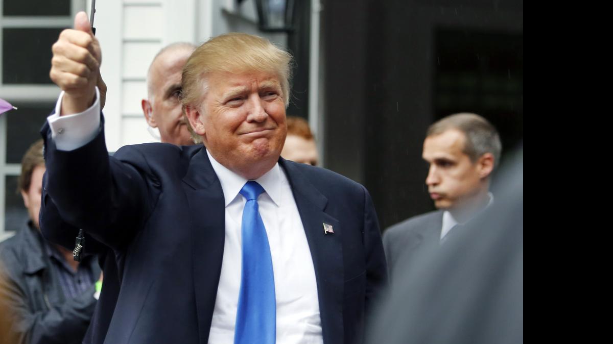 
El candidato presidencial republicano Donald Trump saluda a la prensa a su llegada a una fiesta en Bedford, New Hampshire, el martes 30 de junio.


