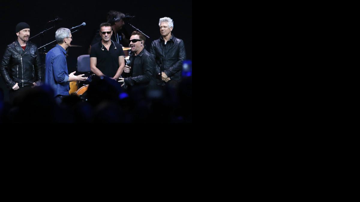 
Bono (2d), The Edge (i), Larry Mullen Jr. (c), y Adam Clayton (d), de la banda irlandesa U2, hablan con el director ejecutivo de Apple, Tim Cook (2i), durante el evento de lanzamiento de dispositivos Apple en el Centro Flint de Artes Escénicas en Cupertino, California, este martes.
