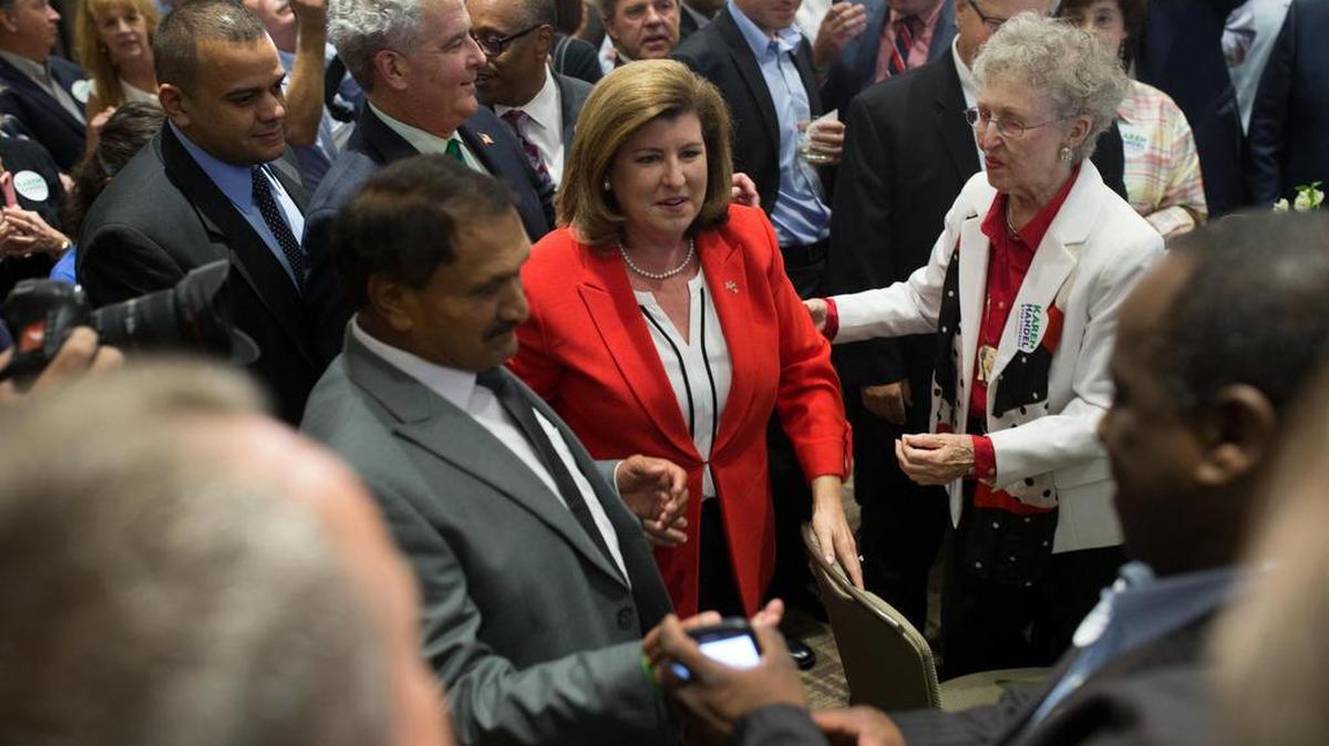 Karen Handel (c), candidata a la Cámara de Representantes de Estados Unidos, habla con sus seguidores durante una fiesta electoral por su candidatura el martes 20 de junio de 2017, en Atlanta, Georgia.