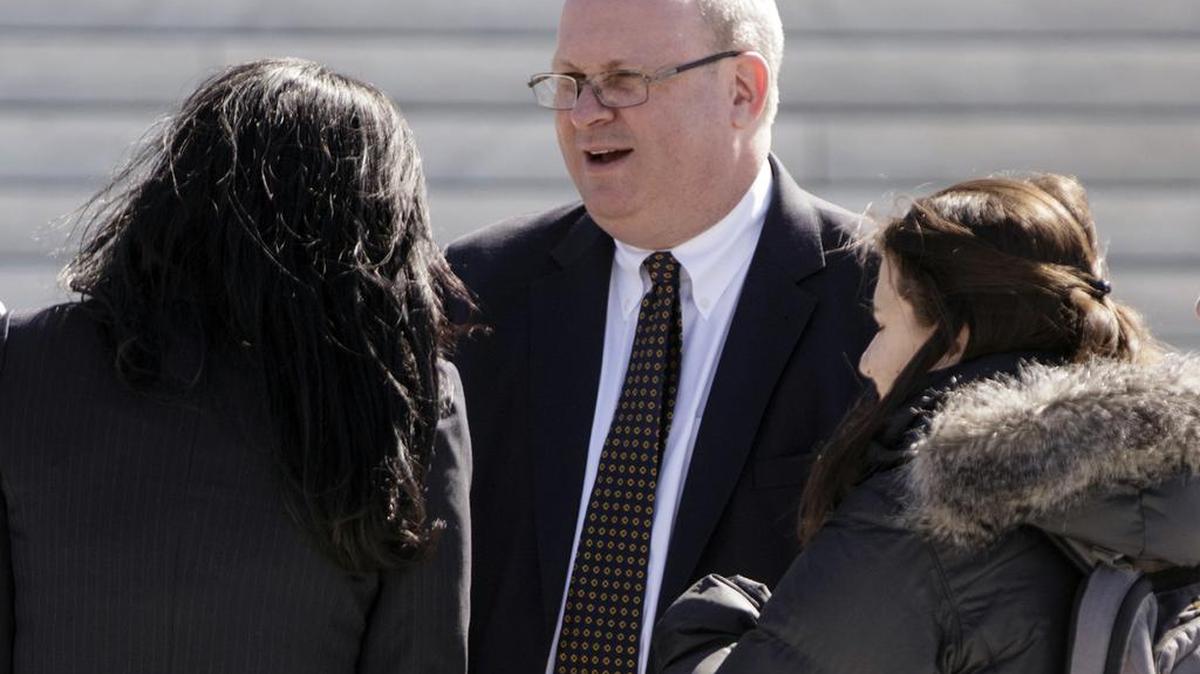 En esta foto de archivo del 21 de marzo de 2016, el abogado Marc Elias, uno de varios abogados involucrados en el caso de Wittman v. Personhuballah, conversa en la plaza de la Corte Suprema en Washington. La campaña presidencial de Hillary Clinton y el Comité Nacional Demócrata ayudaron a financiar una firma de investigación política que produjo un dossier de acusaciones sobre los lazos del presidente Donald Trump con Rusia.