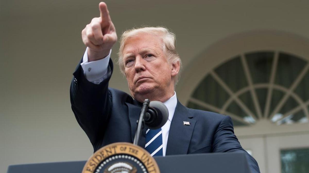 El presidente de los Estados Unidos, Donald Trump, habla con la prensa en el Jardín de las Rosas de la Casa Blanca en Washington, DC, 16 de octubre de 2017.