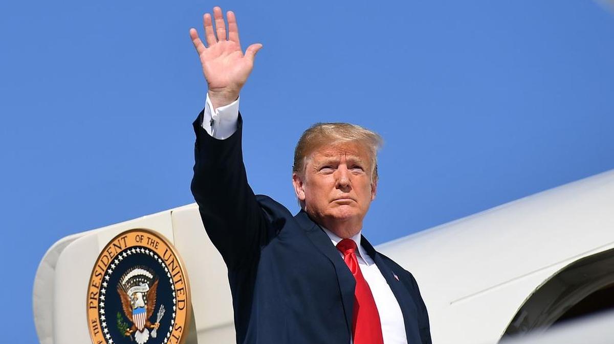 El presidente de los Estados Unidos, Donald Trump, aborda Air Force One en el aeropuerto municipal de Morristown en Morristown, Nueva Jersey, el 4 de agosto de 2018.
