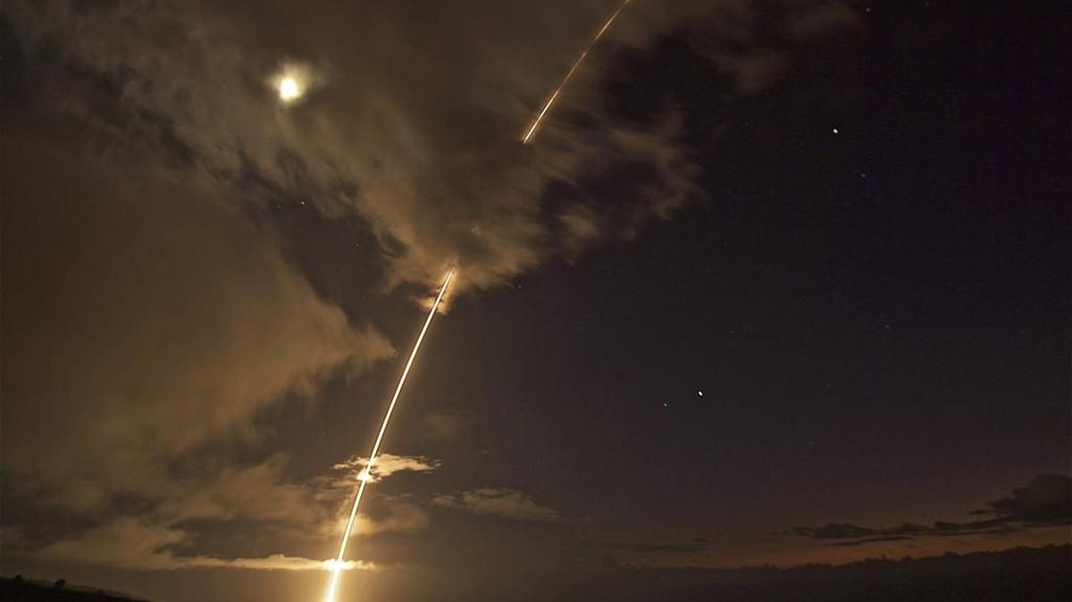 Vista de la trayectoria de un misil de medio alcance mientras impacta en la base Pacific Missile Range Facility en Kauai, en Hawái (Estado Unidos), durante una prueba de lanzamiento de misiles como parte del programa FTM-27 E2, el 29 de septiembre de 2017.