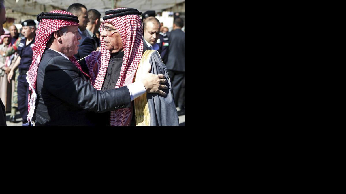 
El rey de Jordania Abdalá II (izq.) saluda al padre del piloto jordano Muaz Kasasbeh, Safi al Kasasbeh, cuyo hijo fue asesinado por los yihadistas del Estado Islámico (EI).


