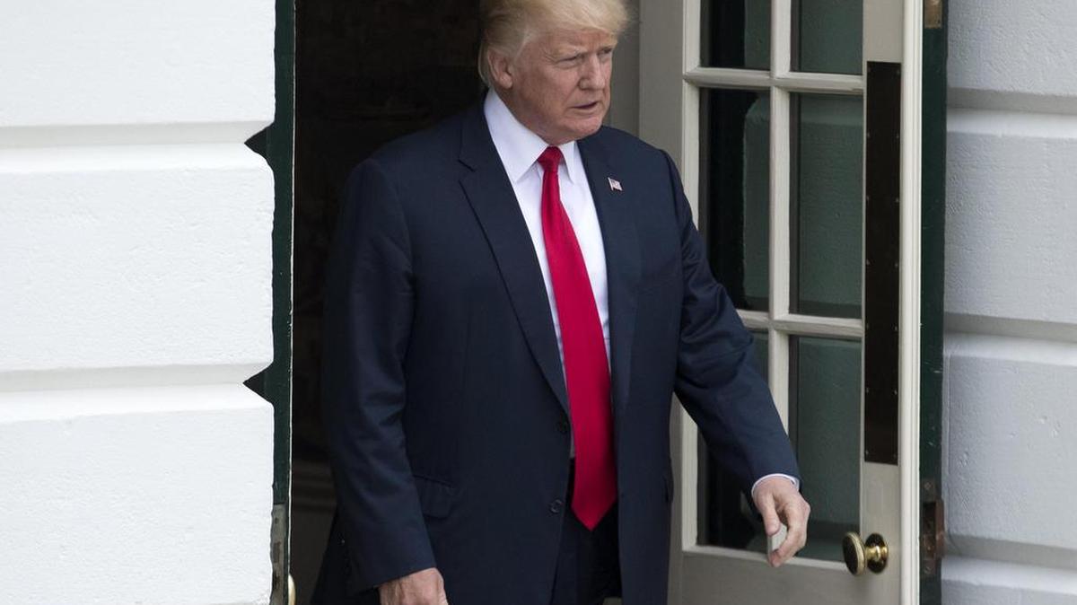 El presidente de los Estados Unidos, Donald J. Trump, sale de la Casa Blanca por el jardín sur para abordar el Marine One el lunes 14 de agosto de 2017, en Washington, DC.