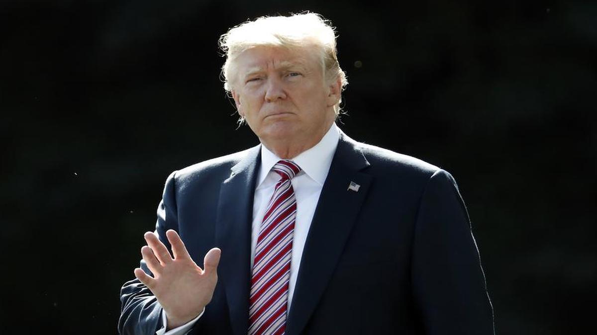 El presidente Donald Trump saluda mientras camina hacia el ‘Marine One’ para viajar a New Jersey el viernes 29 de septiembre de 2017.