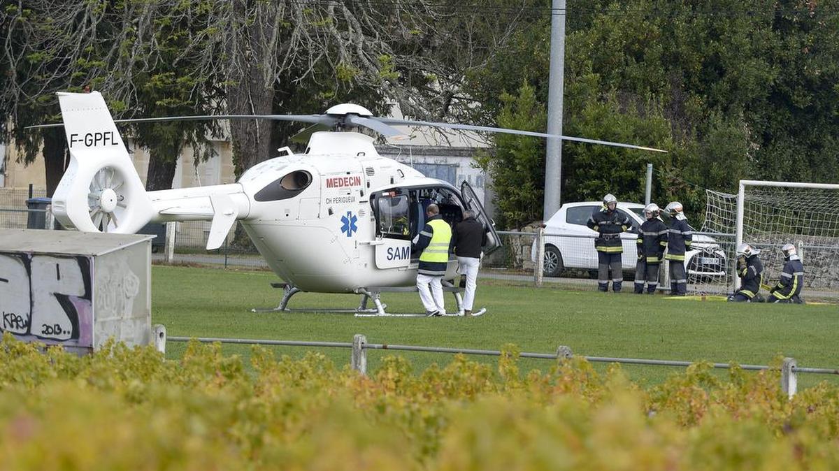 Médicos con un helicóptero sanitario cerca del lugar del accidente en Puisseguin cerca de Burdeos en Francia.