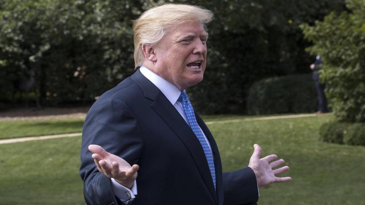 El presidente estadounidense, Donald J. Trump, conversa con la prensa antes de subir al helicóptero presidencial en la Casa Blanca de Washington D.C (Estados Unidos) el 27 de septiembre de 2017.