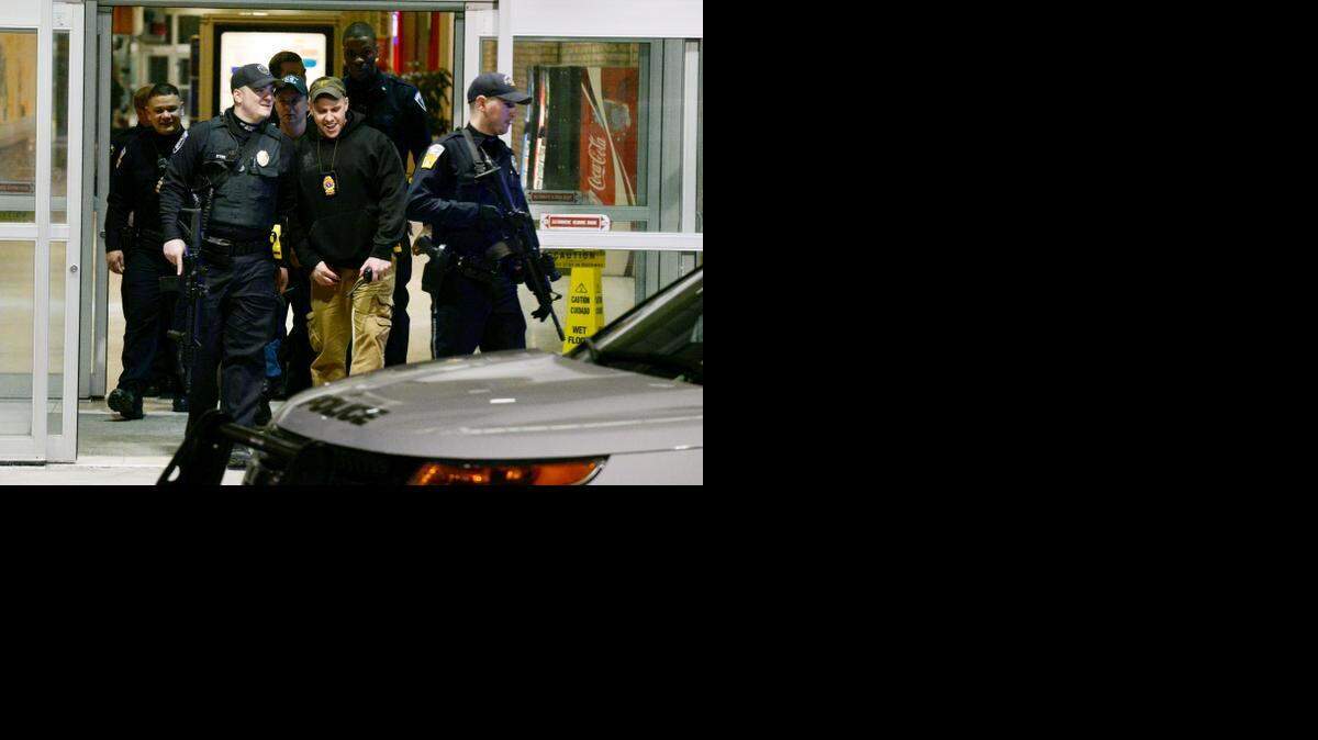 
Un adolescente que según la policía abrió fuego en un centro comercial de Pittsburgh, hiriendo a una persona que buscaba y a otras dos, fue arrestado a primeras horas del domingo y las tres víctimas seguían hospitalizadas. 
