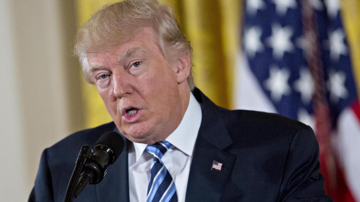 El presidente Donald Trump durante la juramentación del equipo de asesores en el Salón Este de la Casa Blanca, el domingo en Washington.