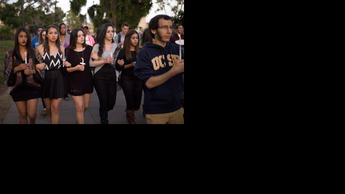 
Estudiantes marchan en un campo de la Universidad de California tras la muerte de seis personas durante un tiroteo.


