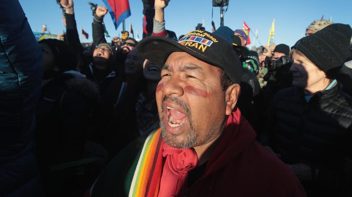 Activistas celebran después de conocer que el rechazo a la construcción de un polémico oleoducto en el estado de Dakota del Norte.