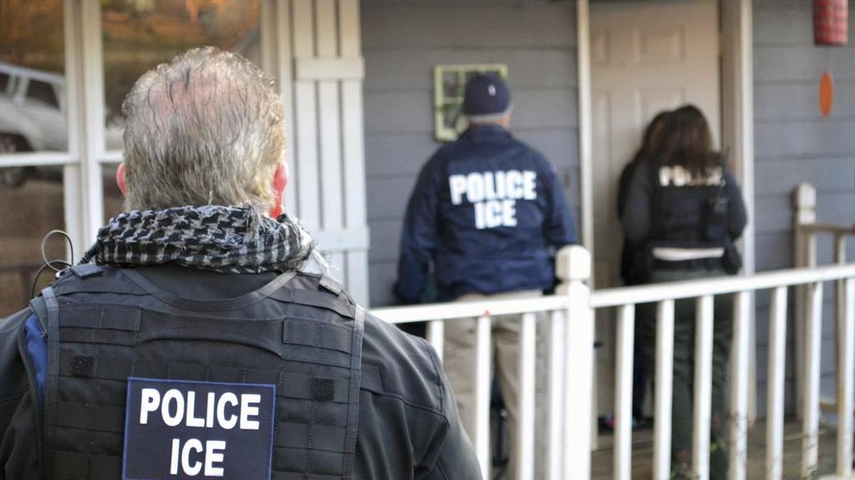 Agentes de la Policía de Inmigración y Aduanas (ICE, por sus siglas en inglés), visitan una casa en Atlanta, Georgia. Dos agentes federales de inmigración visitaron la semana pasada una escuela primaria en Nueva York en busca de un estudiante de cuarto grado pero la institución no les permitió acceso.