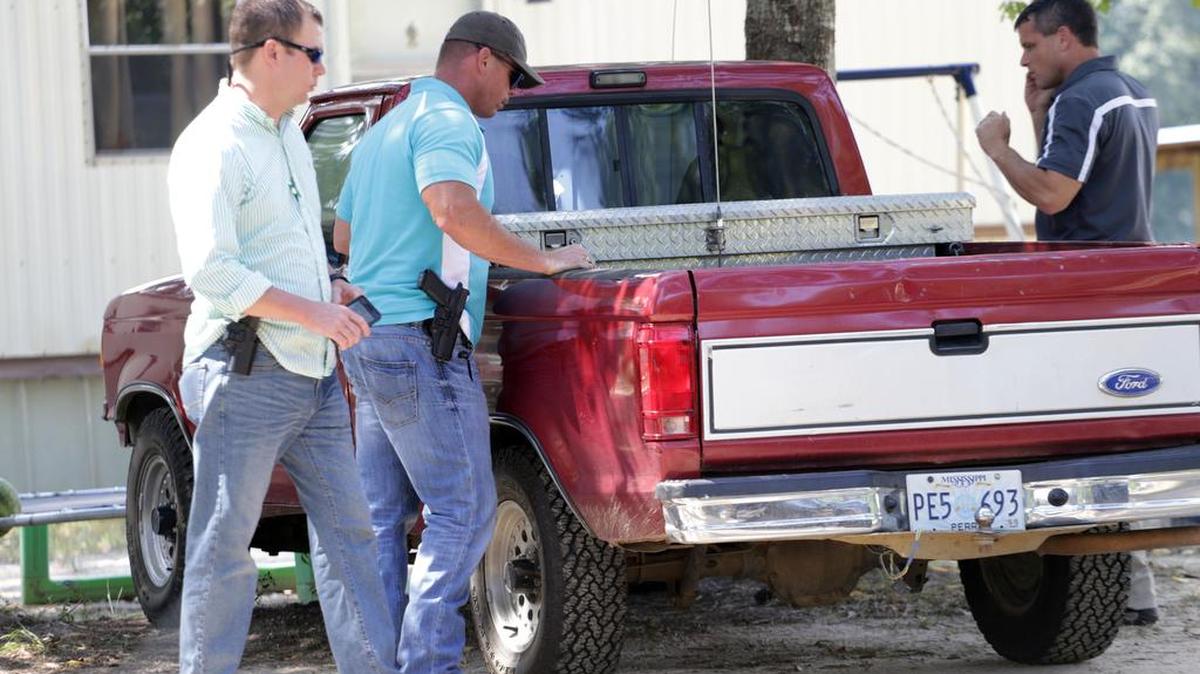 
Investigadores federales inspeccionan el vehículo supuestamente utilizado en el incidente de disparos en las afueras de Camp Shelby en Hattiesburg, Mississippi.


