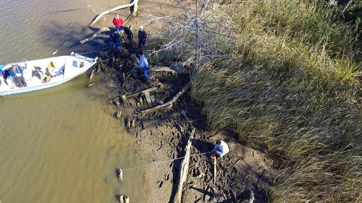 Un equipo de arqueólogos de la Universidad de West Florida mide los restos del barco, que coinciden perfectamente con el Clotilda.