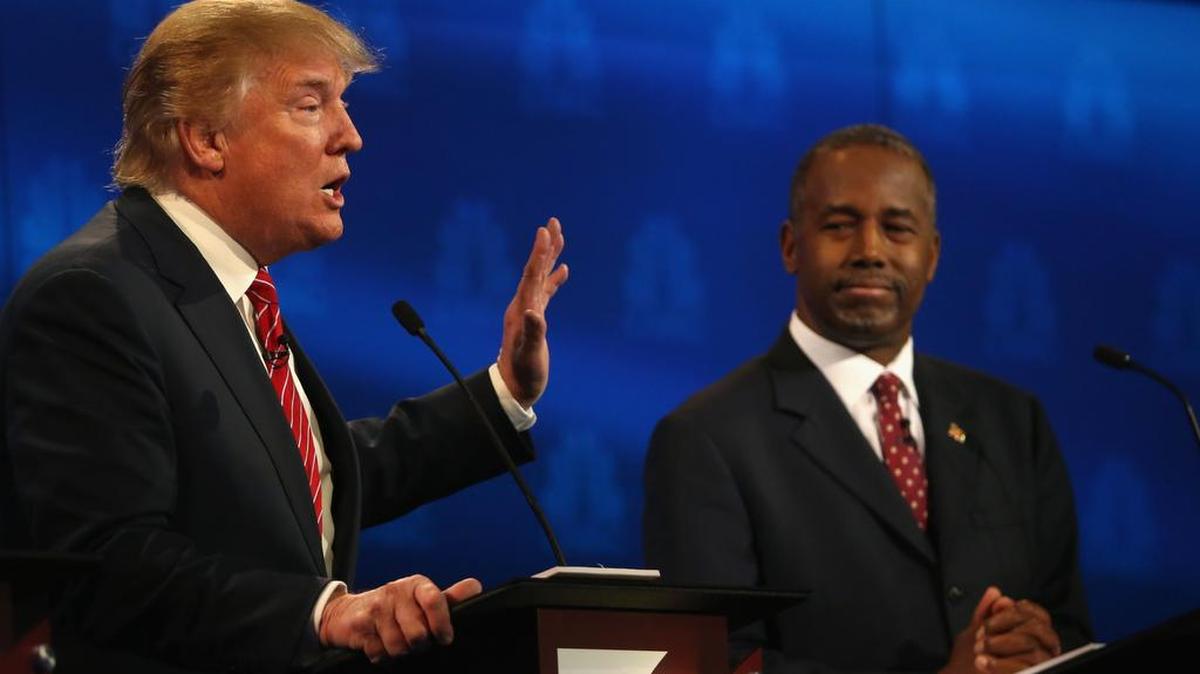 Los precandidatos presidenciales para el partido Republicano, Donald Trump (izq.) y Ben Carson durante el debate presidencial de la cadena CNBC en la Universidad de Colorado el 28 de octubre de 2015.
