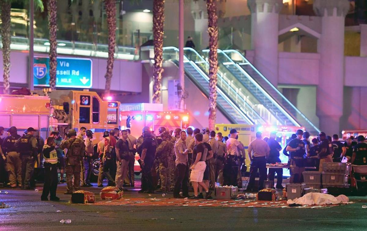 Un cuerpo yace debajo de una sábana mientras la policía y el personal de rescate se reúnen en la intersección de Las Vegas Boulevard y la avenida Tropicana después de un tiroteo en un festival de música country el 2 de octubre de 2017 en Las Vegas, Nevada.