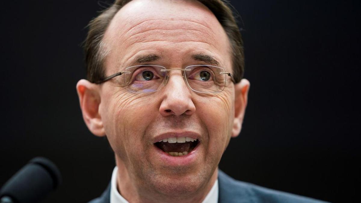 El adjunto del fiscal general de los Estados Unidos, Rod Rosenstein, testifica ante el comité que investiga sobre la posible injerencia de Rusia en los comicios presidenciales de EEUU de 2016 en el edificio Rayburn del Congreso de los Estados Unidos en Washington DC el 13 de diciembre de 2017.
