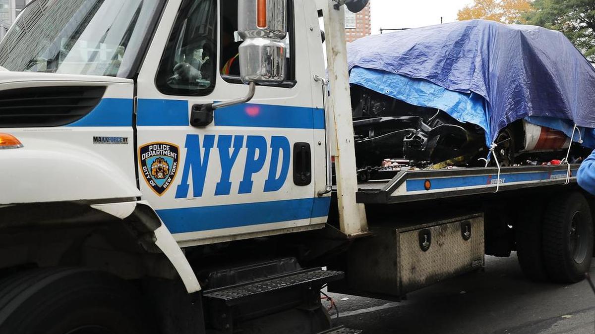 El vehículo utilizado en lo que se describe como un ataque terrorista es transportado en Manhattan el día posterior al evento del 1 de noviembre de 2017 en la ciudad de Nueva York.