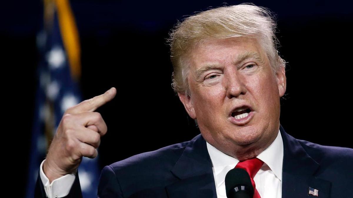 Trump reiteró el domingo sus críticas a los padres en duelo de un capitán musulmán del ejército de EEUU, alegando en Twitter que el padre del militar lo atacó “brutalmente” a él durante su discurso en la Convención Nacional Demócrata.