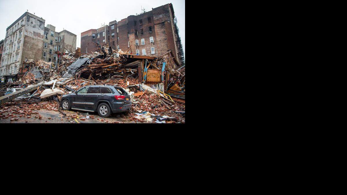 
Las autoridades continúan buscando a dos desaparecidos entre los escombros de la tragedia ocurrida el jueves en el East Village.

