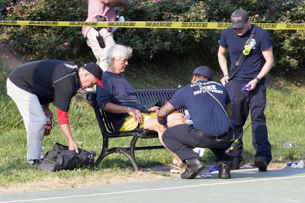 Un hombre recibe atención médica en el lugar donde se produjo un tiroteo en Alexandria, Virginia (Estados Unidos), el 14 de junio de 2017.