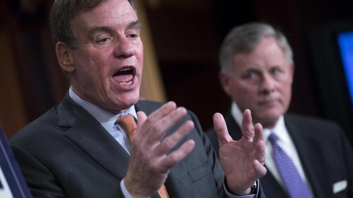 El presidente del Comité de Inteligencia del Senado, el republicano, Richard Burr (d), y el vicepresidente de ese mismo Comité, Mark Warner (i), ofrecen unas declaraciones sobre la investigación de la participación rusa en las elecciones presidenciales estadounidenses del 2016 en el Capitolio de la Casa Blanca, en Washington D.C (Estados Unidos) el 4 de octubre de 2017.