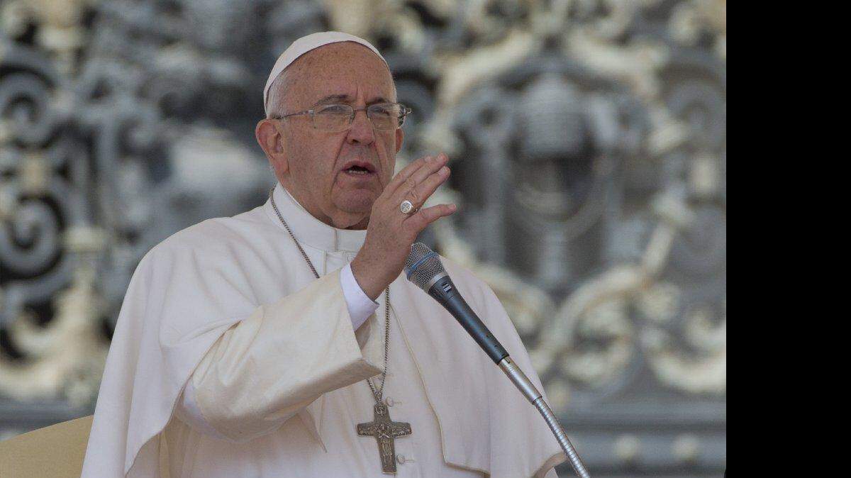 El papa Francisco da su bendición durante su audiencia general semanal en la Plaza de San Pedro, en el Vaticano, miércoles, 15 de abril 2015. 