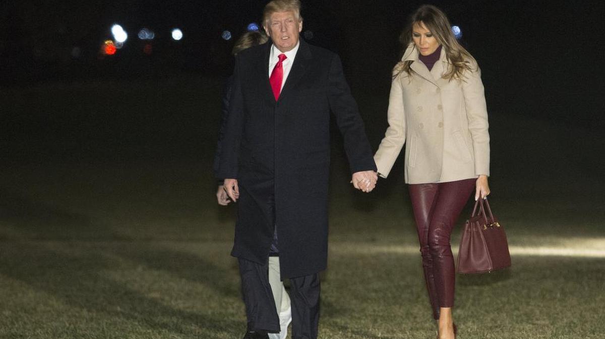 El presidente de EEUU. Donald J. Trump, la primera dama Melania Trump y su hijo Barron Trump regresan a la Casa Blanca en Washington, DC el 1 de enero de 2018.