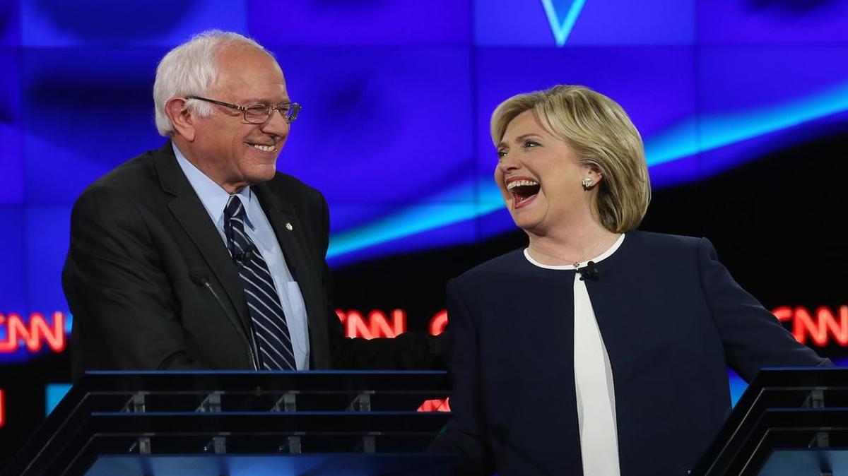 
Los candidatos demócratas Bernie Sanders y Hillary Clinton sonríen durante un momento del debate de la noche del martes en Las Vegas.


