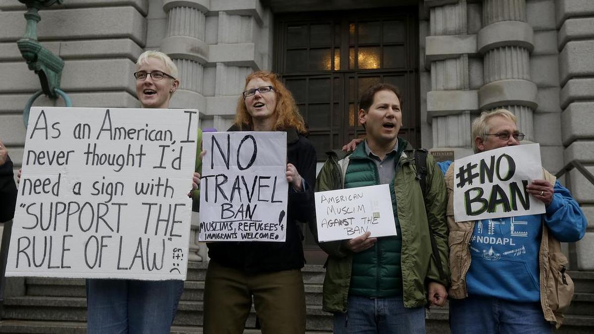 Varias personas protestan en la Corte de Apelaciones del 9no Circuito, en San Francisco, el 7 de febrero del 2017.
