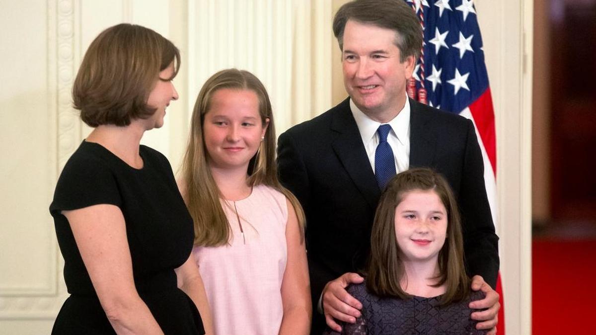 MRX01. WASHINGTON, DC (ESTADOS UNIDOS), 09/07/2018.- El juez de la corte federal de apelaciones, Brett Kavanaugh (d), su esposa, Ashley Estes Kavanaug (i), y sus hijos escuchan al presidente estadounidense, Donald J. Trump (fuera de cuadro), anuncian a Brett Kavanaugh como su candidato para reemplazar al juez retirado de la Corte Suprema Anthony Kennedy hoy, lunes 9 de julio de 2018, en el Salón Este de la Casa Blanca en Washington, DC (EE. UU.). Trump nominó hoy al juez conservador Brett Kavanaugh para cubrir la vacante de magistrado del Tribunal Supremo abierta tras el anuncio de jubilación del derechista moderado Anthony Kennedy. Kavanaugh es juez del Tribunal de Apelaciones del Circuito para el Distrito de Columbia, en Washington, desde 2006 y destaca por sus vínculos con las Administraciones de la familia Bush. EFE/MICHAEL REYNOLDS