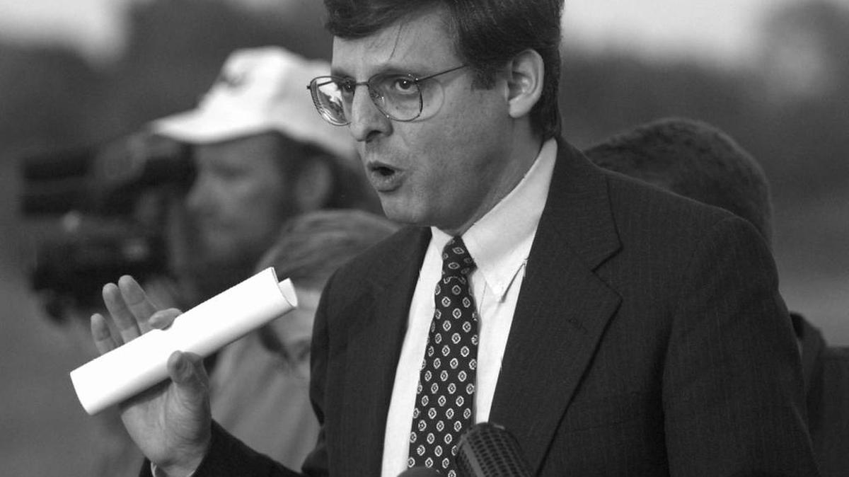 Foto del 27 de abril de 1995 de Merrick Garland dando declaraciones después de la audiencia de Timothy McVeigh, el autor del atentado de Oklahoma City en 1995, en el que murieron 168 personas.